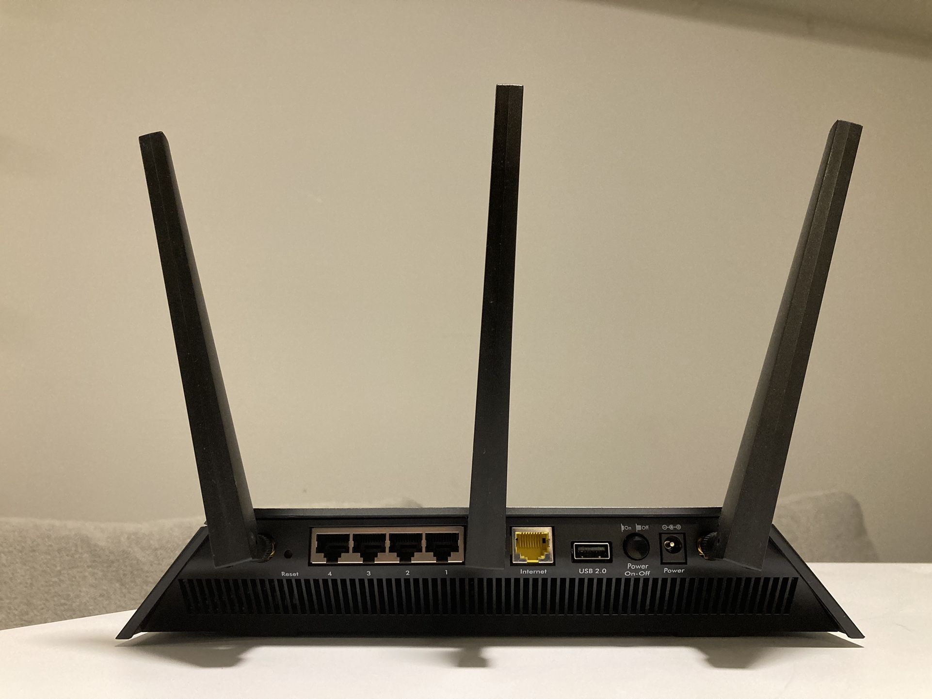 NETGEAR Nighthawk Smart Wi Fi Router (R7000) AC1900 Wireless Speed (Up to 1900 Mbps) Up to 1800 Sq Ft Coverage & 30 Devices 4 x 1G Ethernet