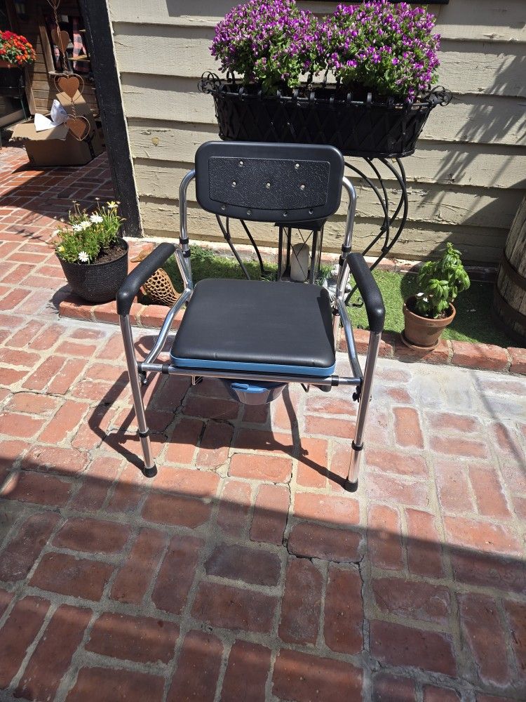 Extra Wide And Sturdy Comode Chair