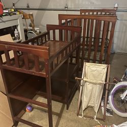 Convertible Crib, Changing Table And Clothes Bag.
