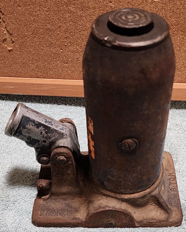 Vintage Lincoln (Walker) 8 Ton Bottle Jack No. 218125