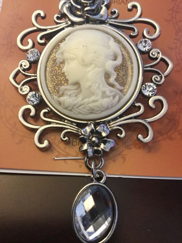 Silver Vintage Cameo brooch / Accessorize with classy jewelry