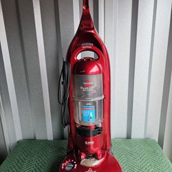 BISSELL Lift-Off Multi Cyclonic Pet vacuum cleaner. Retail: $180 Good Condition!
