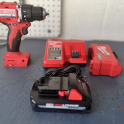 MILWAUKEE 18v DRILL DRIVER W/ BATTERY/CHARGER/BIT SET