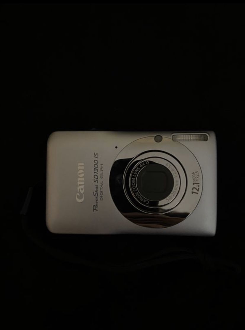 Canon PowerShot SD1300 (Silver) with black case
