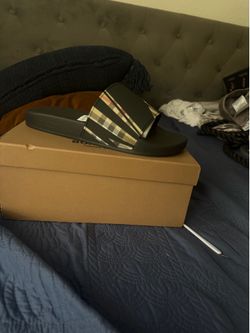 BURBERRY SLIDES