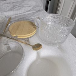 Vintage looking coffee cups
Lids and spoons