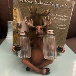 Moose Salt And Pepper Set.   $6