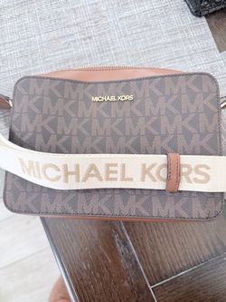 Like new condition Michael kors purse for sale.