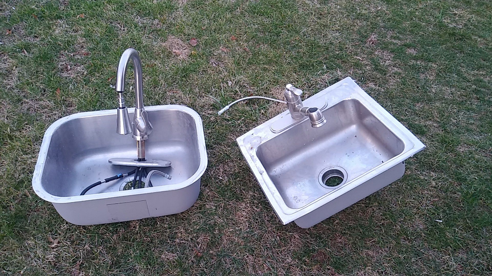 1 round Kitchen sinks with faucets