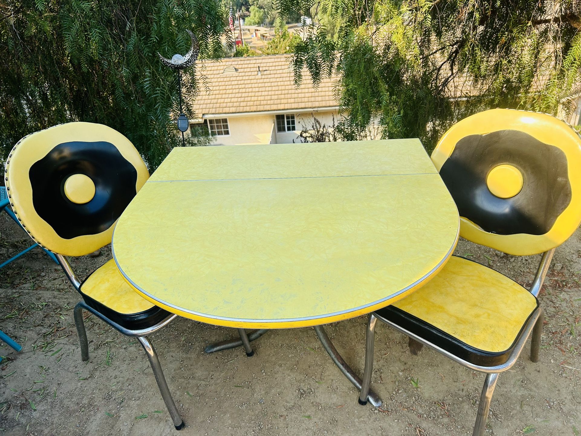 VINTAGE YELLOW MID CENTURY YELLOW CRACKED ICE FORMICA TABLE & CHAIRS SET