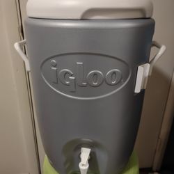 Igloo Brand 5 Gallon Red And White Beverage Dispenser Cooler