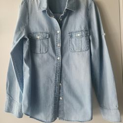 J. Crew Denim Jean Button Down Shirt Ladies Size 10 Distressed EUC $27
Excellent used condition
100% cotton
Streetwear
Sleeves can be rolled up with b