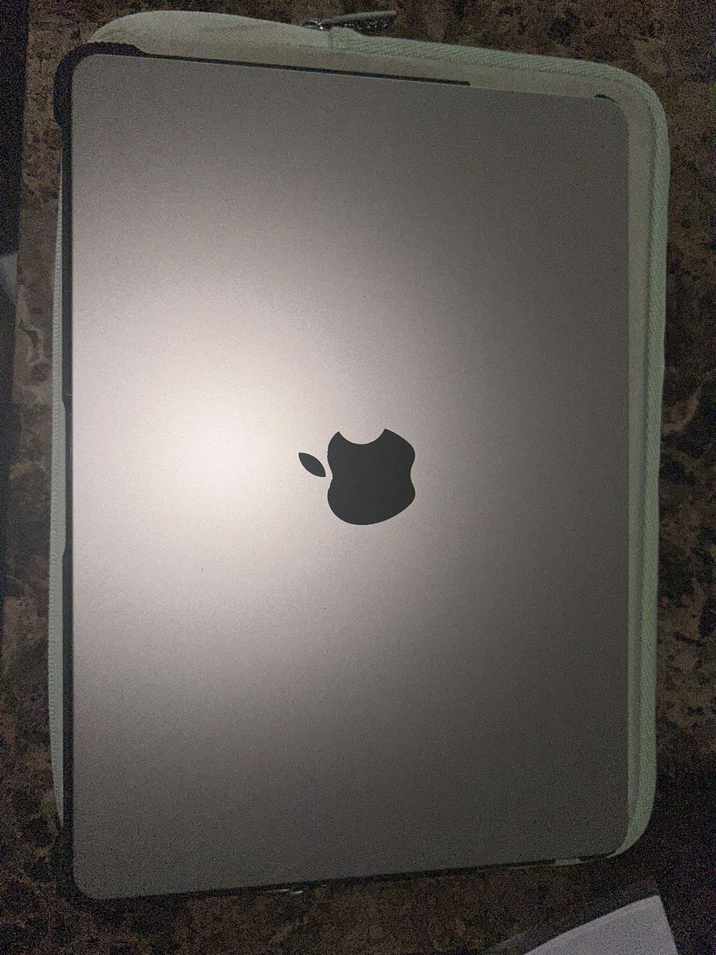 M2 Chip 13in Apple MacBook