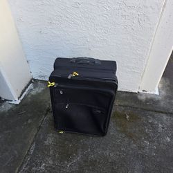 Kirkland signature 26x19x9 with auto expand 2 wheels extra durable

26" x 19" x 9" (expandable to 13")

The push down Expandable mechanism is great.