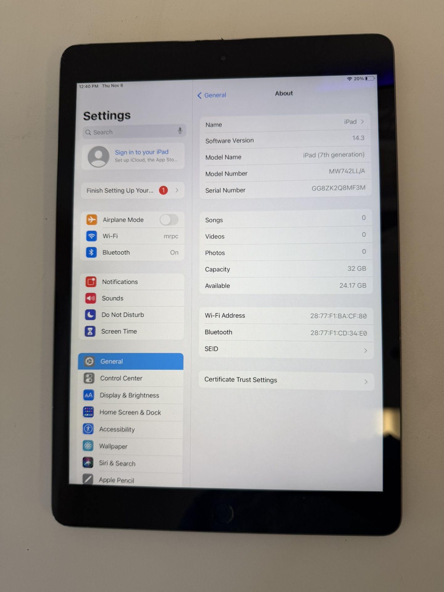 iPad 7 32gb Works Great