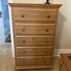 Solid Wood 5-Drawer Dresser – Excellent Condition