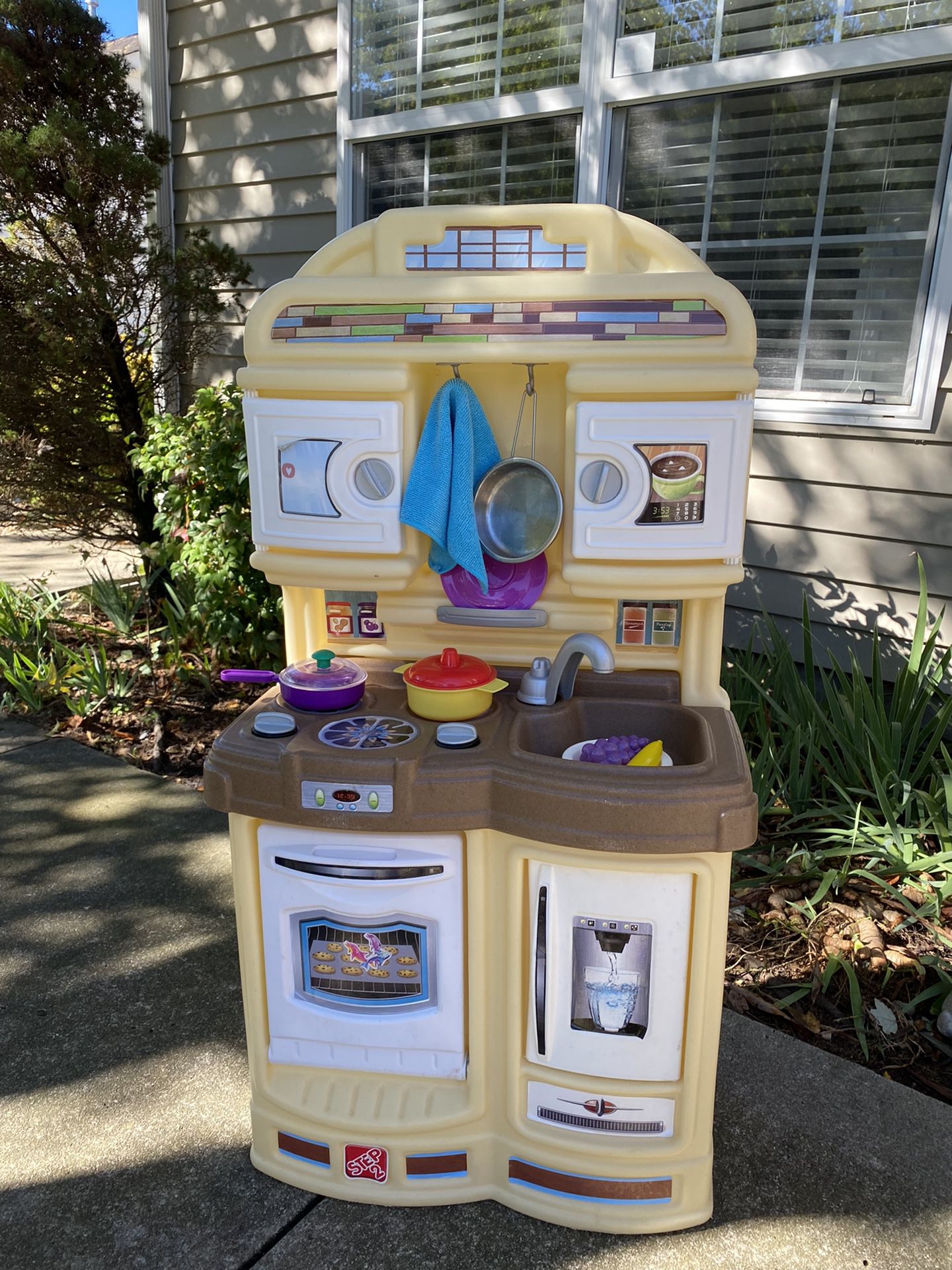 Little Kid’s Toy Kitchen With Accessories