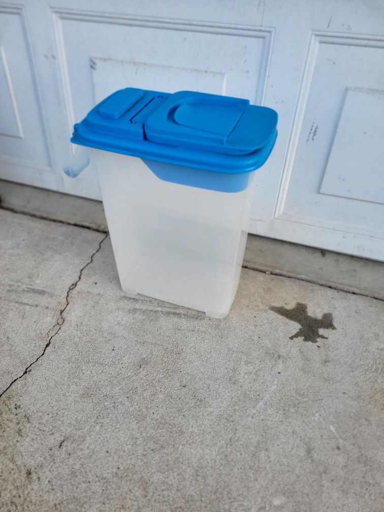 Dog food container