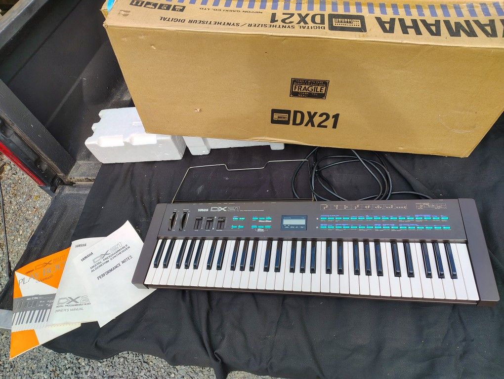Vintage Synthesizer. Yamaha Dx21