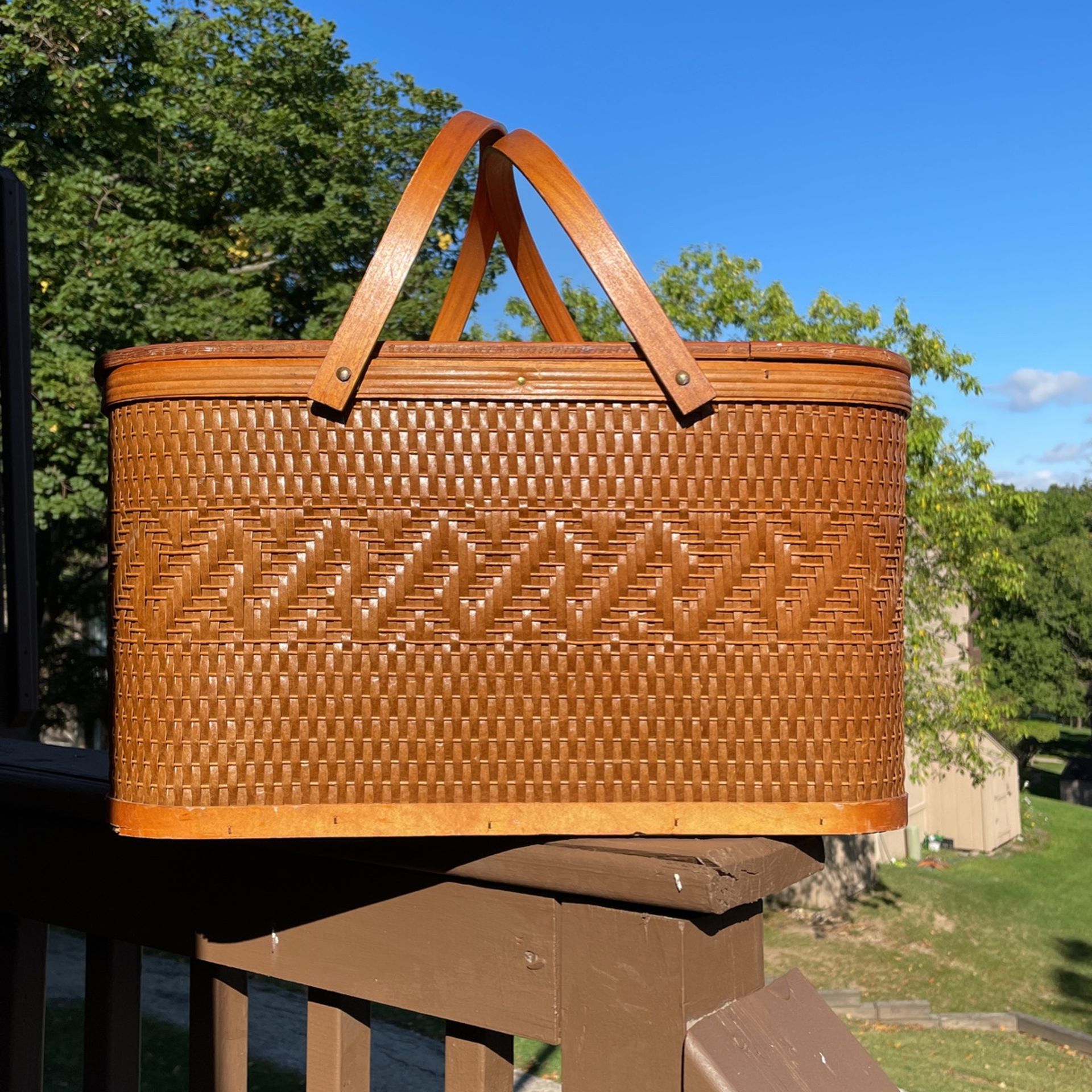 Picnic Basket 🧺 Vintage , 21” x 12” x 11” Deep