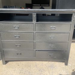 Bedroom Set: King Headboard, Dresser And 2 Nightstands