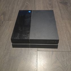 PLAYSTATION 4 CONSOLE 