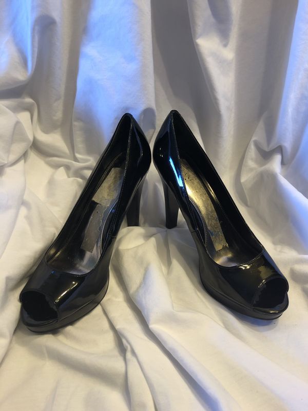 peek a boo toe heels