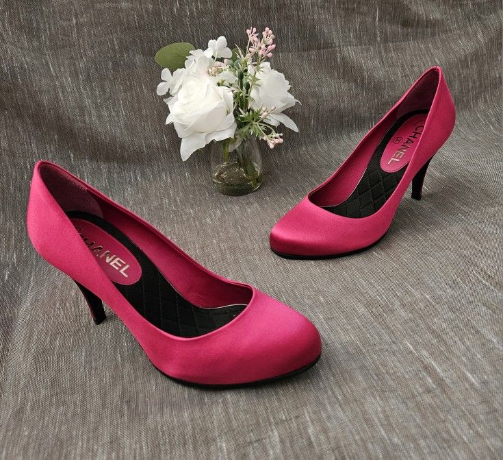 New Women's Chanel Red Satin High-End Luxury Pump Heels Size 7 US