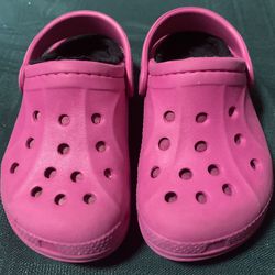 Crocs fleece lined toddler girl size 8/9 shoes 