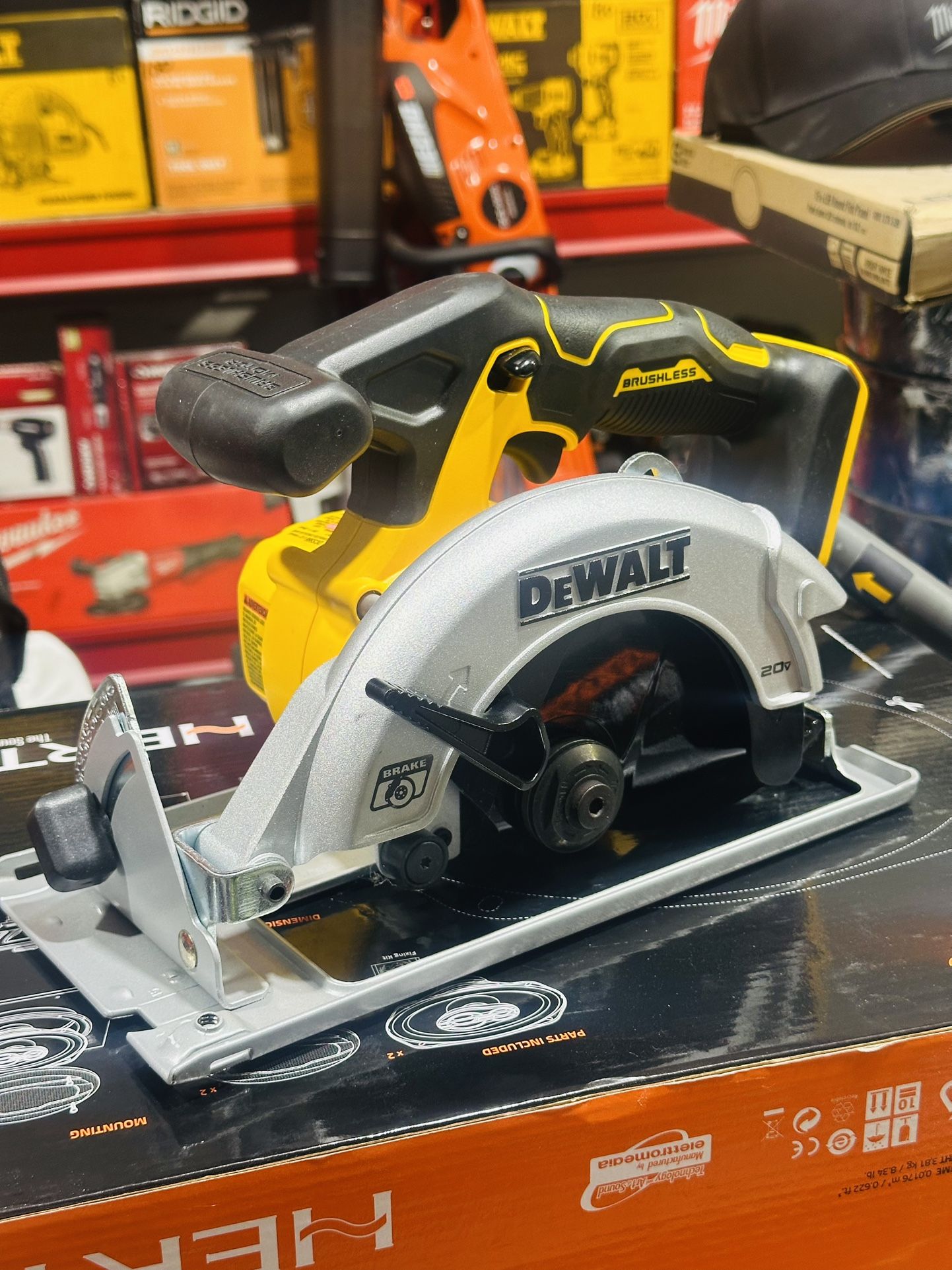 DEWALT 20V MAX Cordless Brushless 6-1/2 in. Sidewinder Style Circular Saw (Tool Only)