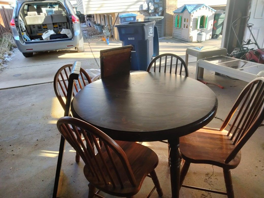 Round Oak Kitchen Table And 4 Chairs for Sale in Des Plaines, IL OfferUp