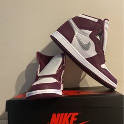 Air Jordan 1 Retro High OG Bordeaux