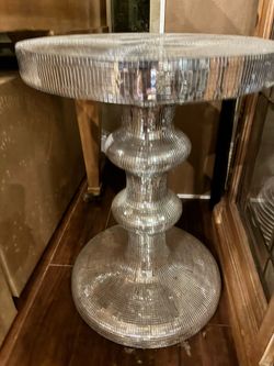 Beautiful round glass table 19 inch round 21 inches height