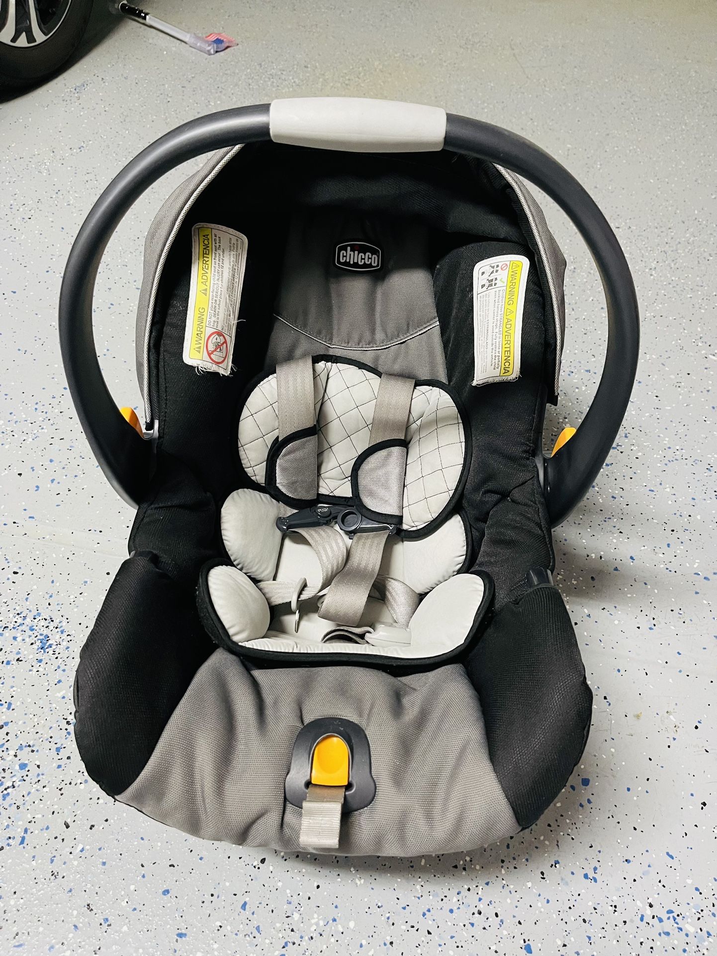 Chicco Rear facing car seat for Infants