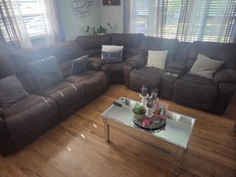 Very clean set of living room