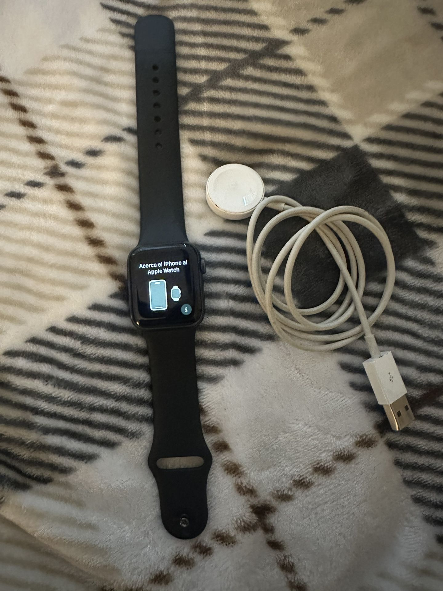 Apple Watch Black Aluminum, Series 5, 40 mm. With Charger