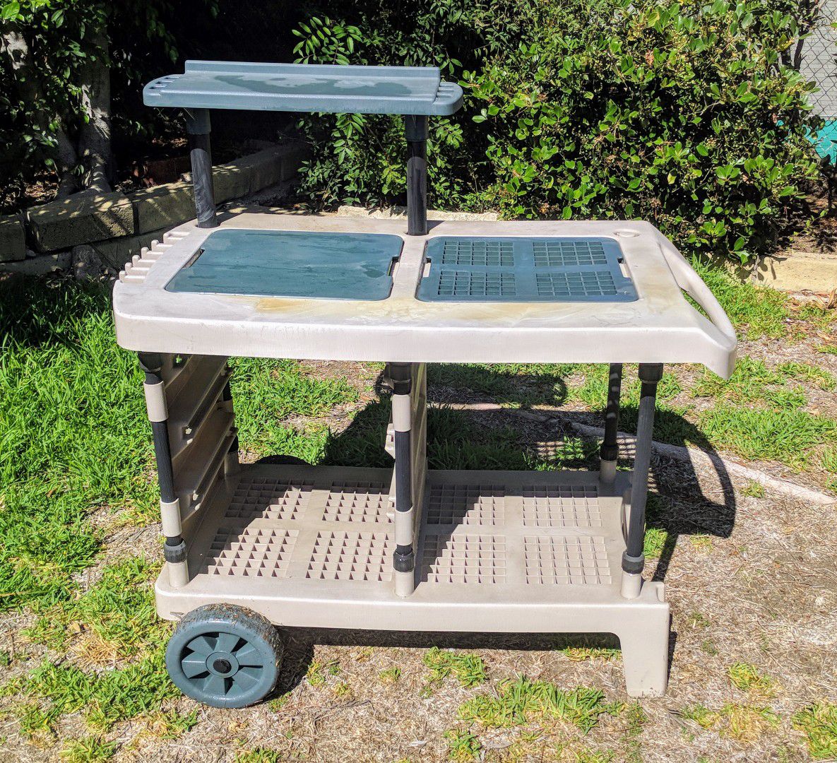 Suncast GB3000 portable outdoor gardening/potting station
