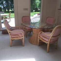 DINING ROOM (W/ FOUR SEATS)