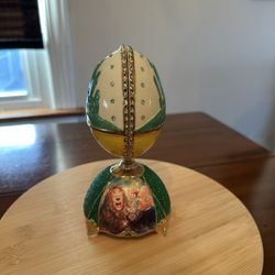 UNIQUE Wizard of Oz Cowardly Lion Faberge-style music box wicked - Bradford Exchange