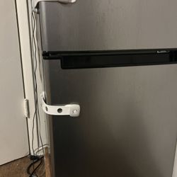 Magic Chef Mini Fridge 