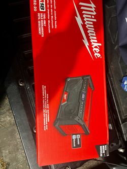 Milwaukee M18 18V Lithium-lon Cordless Jobsite Radio