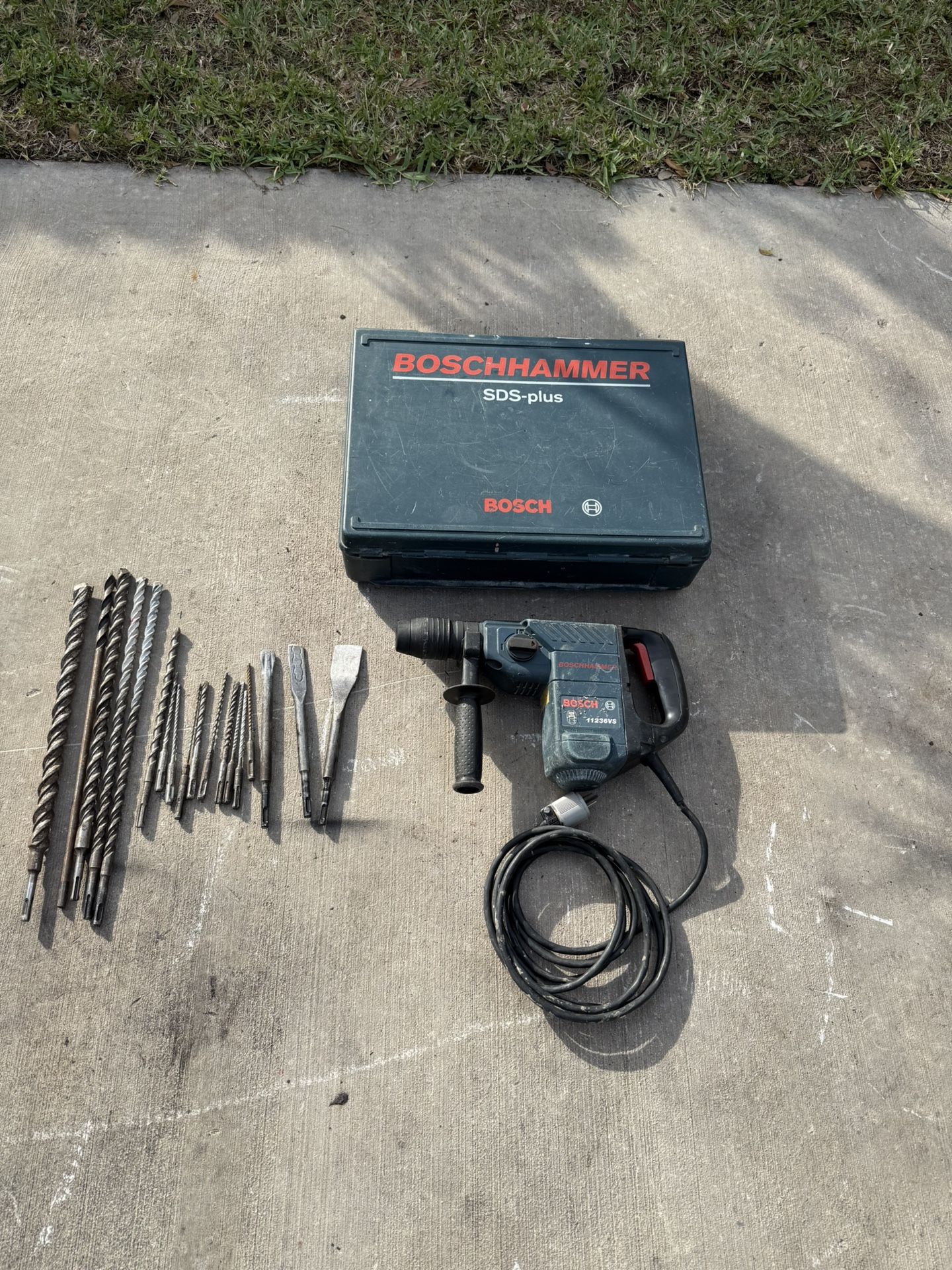 Bosch rotary hammer drill + 18 bits 