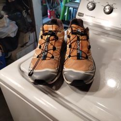 Tenis Ortholite Para Hombre.Estan Muy Bien Solo Que Un Sapato Tiene Una Manguita Abierta Pero Es Solo Eso Lo Demás Están Súper Bien Y Muy Cómodos.