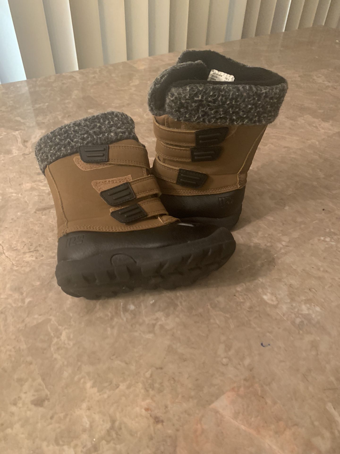 Kids snow boots size 8