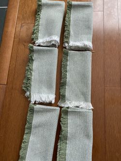 6 green fringed napkins