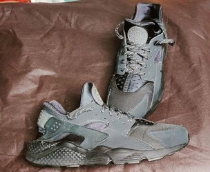 Size 9 and 1/2 Huaraches anthracite shoes original laces wore maybe 2 times 75$