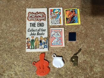 VINTAGE CRACKER JACK JOKE BOOKS AND CHARMS WISE KWAKS GUITAR LIDDLE RIDDLES
