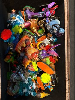 LOTS OF SKYLANDERS