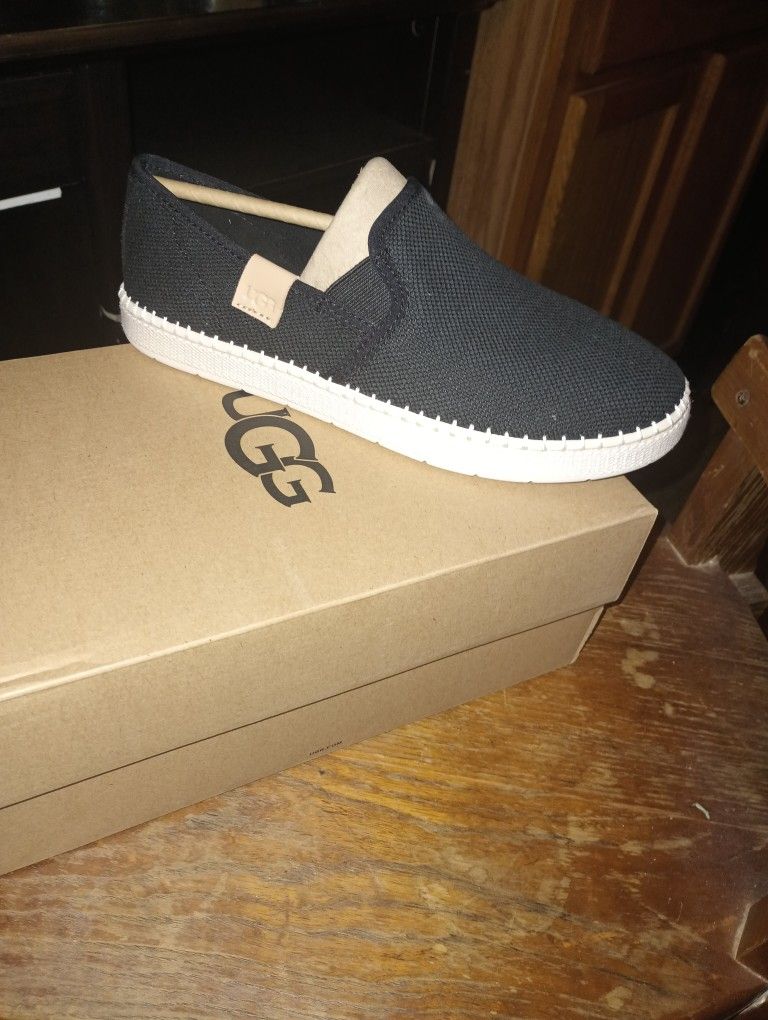 UGG.. BLACK   SHOES SIZE 8 WOMEN