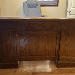 Riverside Executive Desk With Licking Drawers
